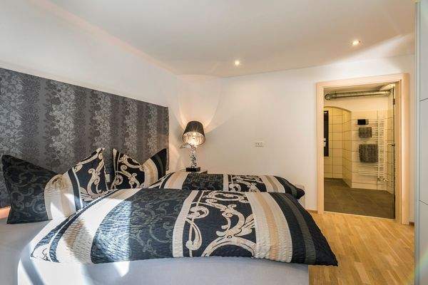 Schlafzimmer Untergeschoß mit Bad en suite Wohnung 1