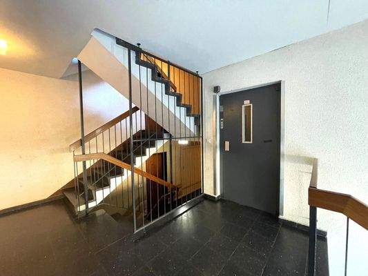 Treppenhaus und Aufzug
