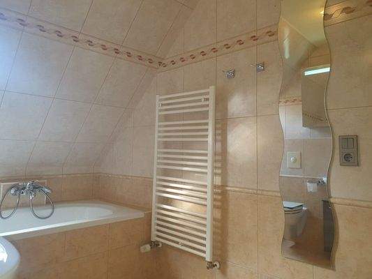 24_Bad im Obergeschoss mit Dusche und Badewanne