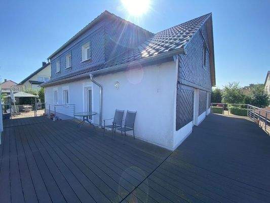 Terrasse über zwei Hausseiten EG