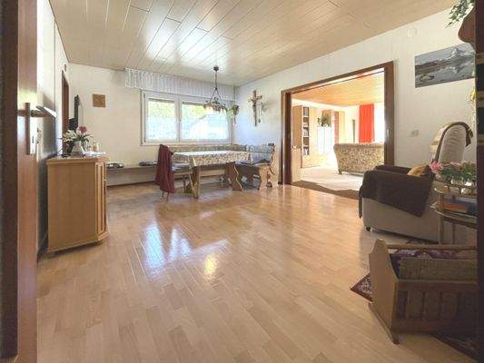 mit Doppel-Schiebetüre zum Wohnzimmer