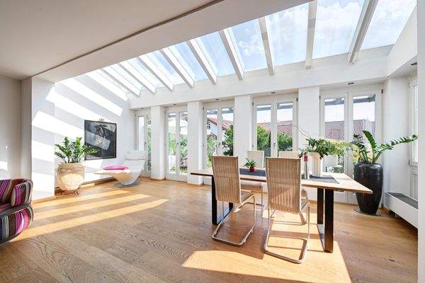 heller Essbereich mit Gartenzugang