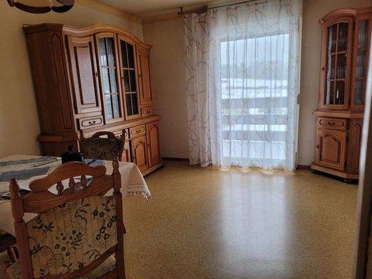 Esszimmer mit Zugang auf den Balkon