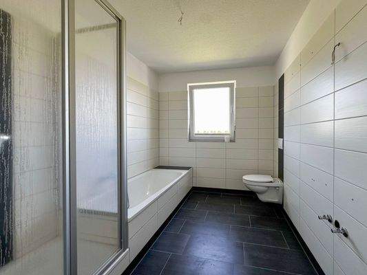 Badezimmer mit Wanne und Dusche