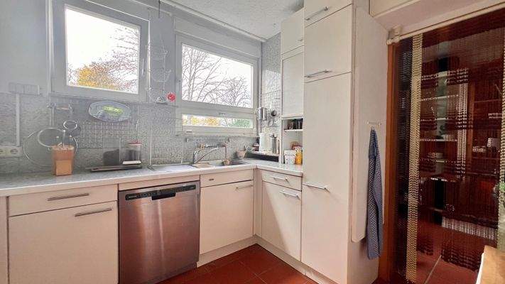 Küche inkl. Einbauküche und Zugang Vorratsraum