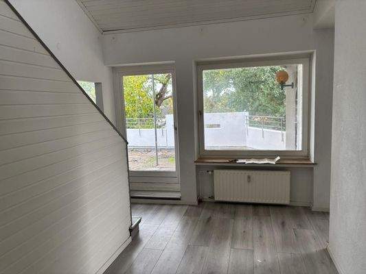 Heller Wohnbereich mit Balkon