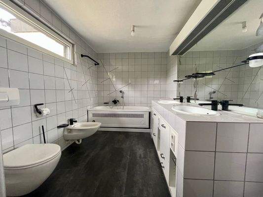 Modernes Bad mit Wanne und Dusche sowie Fenster