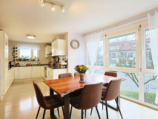 Heller Essbereich mit offener Küche