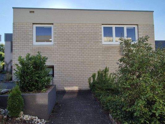 Seitenansicht 2 mit Vorgarten.jpg