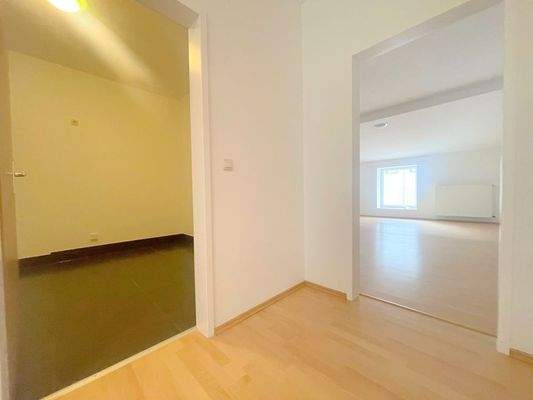 AnKaSa Immobilien GmbH_Maklerempfehlung Leipzig_Lützen_Markkleeberg_Markranstädt_2 Raum Wohnung_1.OG_links Küche rechts Wohnen