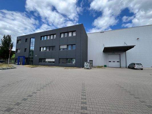 Bürogebäude links, Lagerhalle rechts