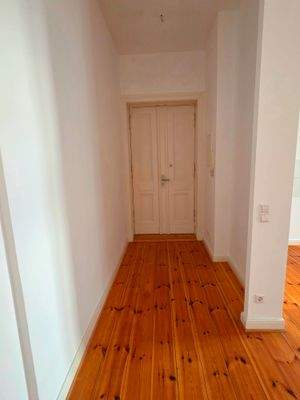 Eingang mit klassischer Flügeltür