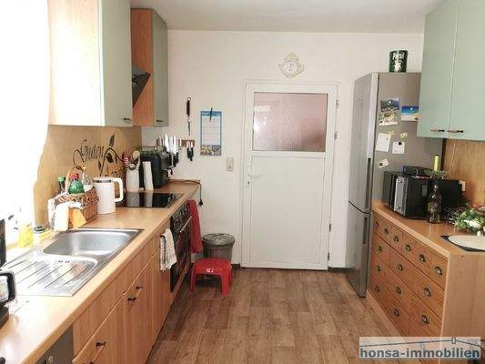 Küche mit Blick Richtung Hauswirtschaftsbereich