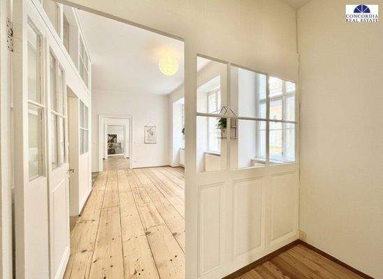 Vorraum mit Ansicht Küchenbereich