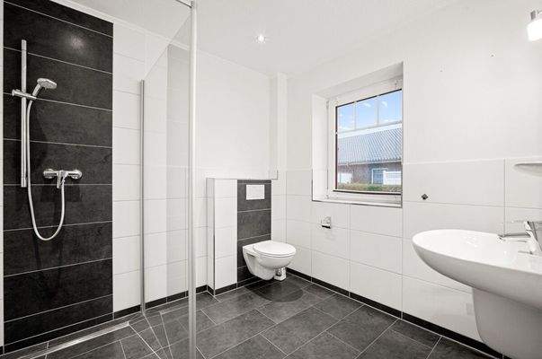 Tagesbelichtetes Duschbad