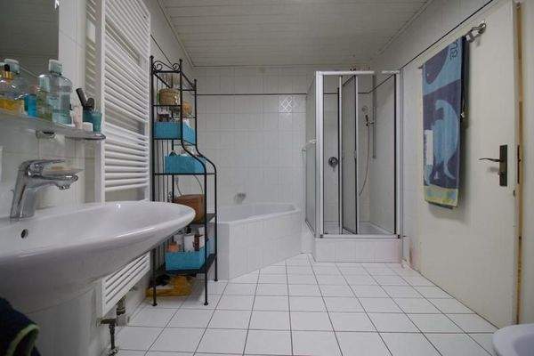 Badezimmer im Erdgeschoss links