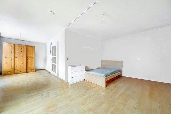 (Wände mit KI nachbearbeitet)