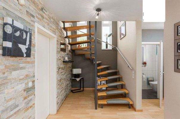 Flur und Aufgang zum OG