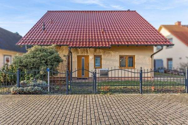 Straßenansicht Eingang überdacht