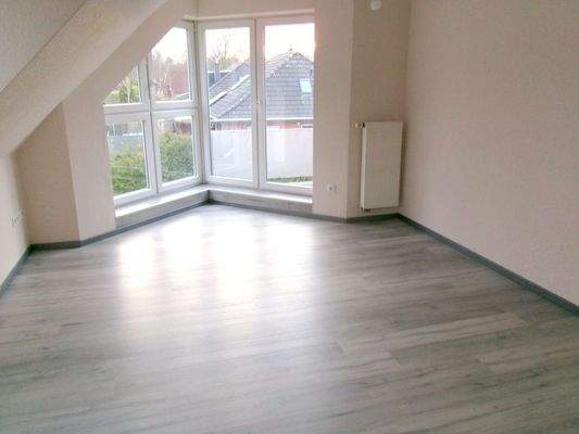 Wohnzimmer mit Zugang zum Balkon