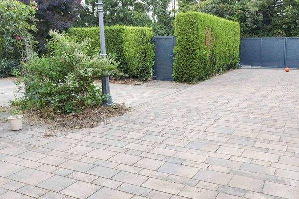 12_Außen_Einfahrt & Stellplätze