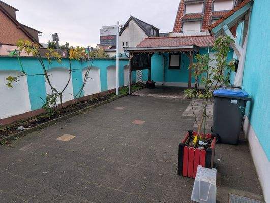 RUHIGER INNENHOF MIT FREISITZ