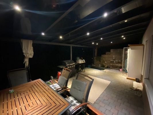 Beleuchtete Terrasse bei Nacht