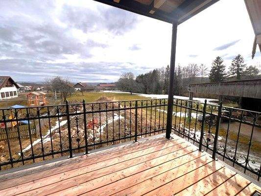 Ostbalkon mit Bergblick.jpeg
