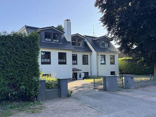 Zeitloses Reihenhaus mit Vorgarten