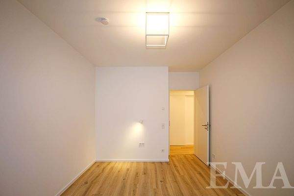 Blick ins Zimmer mit integrierter Nachtleuchte