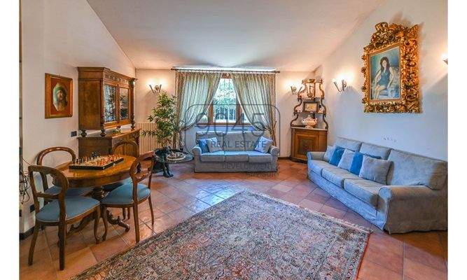 Elegante Villa mit Meerblick in der bezaubernden Hügellandschaft der Marken