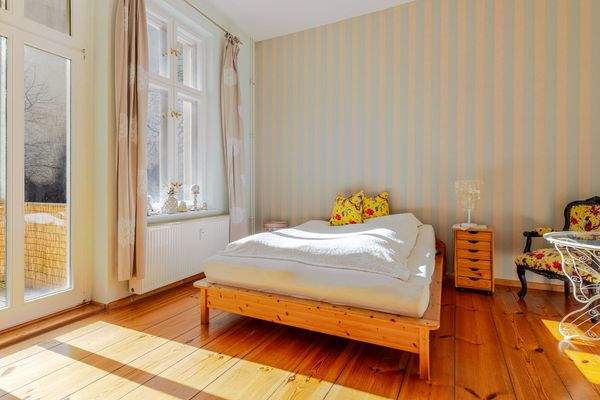 Schlafzimmer mit Balkonzugang