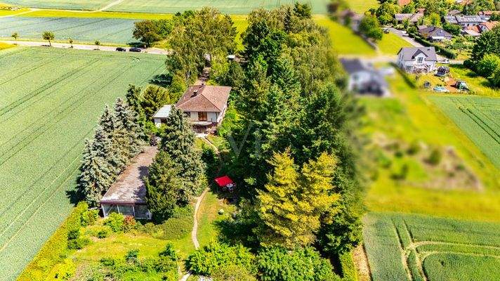 Luftansicht Poolhaus mit Villa im Hintergrund