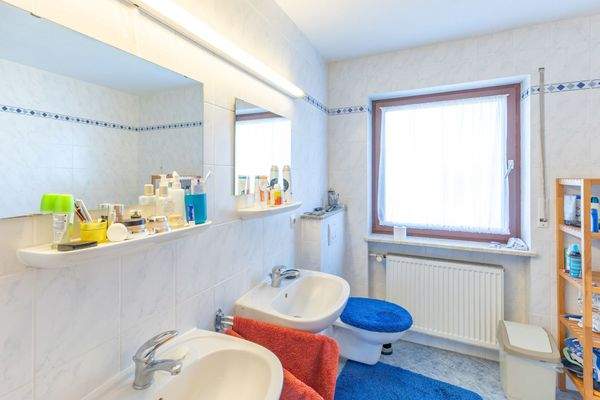 Bad mit Doppelwaschbecken