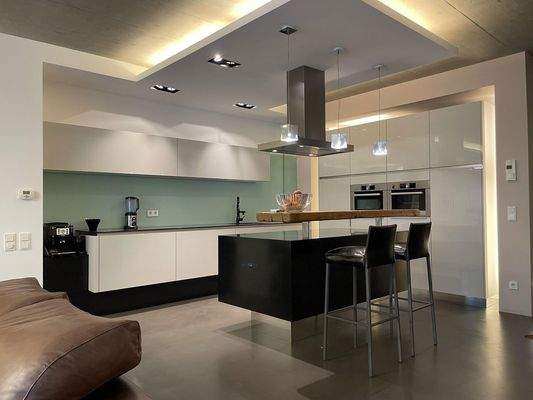 Küche mit Inselherd und Bar
