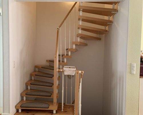 Offene Holztreppe zum OG