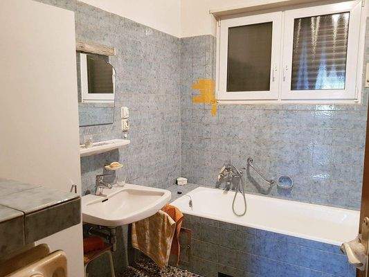 Tgl.-Bad mit Wanne und Dusche, EG.jpg