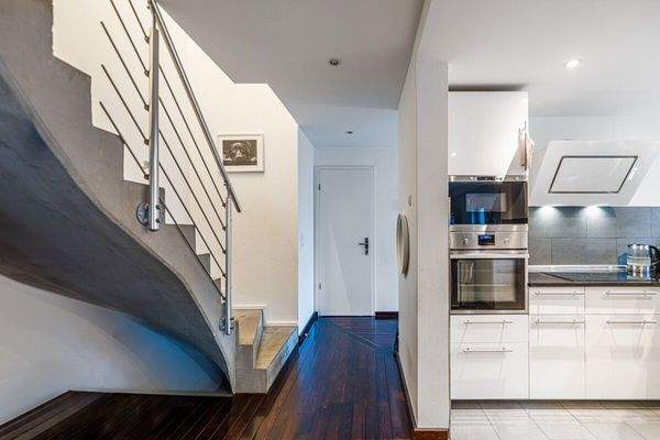 DHH re_EG_Treppe_Flur_Küche