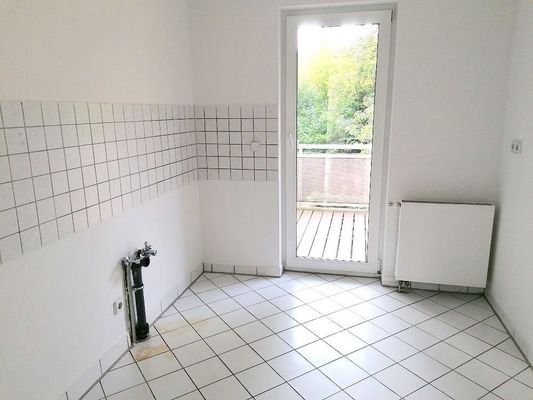 geflieste Küche mit Zugang zum Balkon