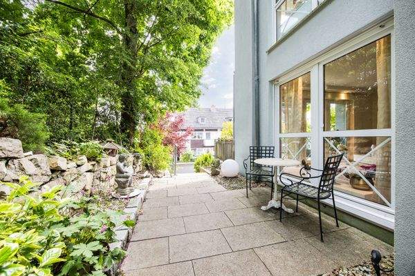 Ruhige und gemütliche Sitzgelegenheit mit Blick in die Grüne Umgebung