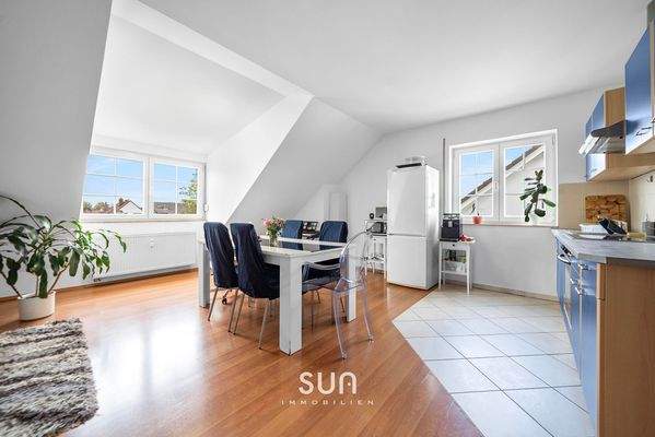 DACHGESCHOSS: HELLES WOHN- UND ESSZIMMER