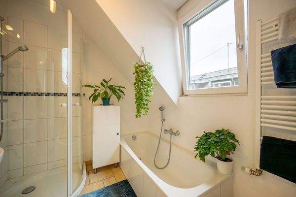 Helles en-suite Badezimmer mit Dusche und Badewanne