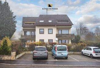 Einladende Architektur in ruhiger, naturnaher Umgebung