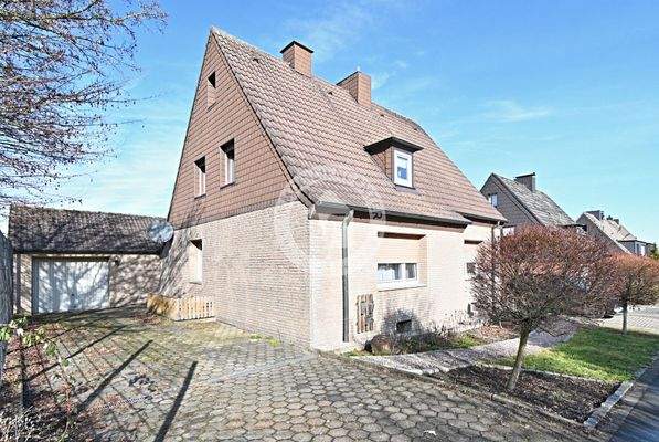 Die Außenansicht mit  Blick auf die Garage