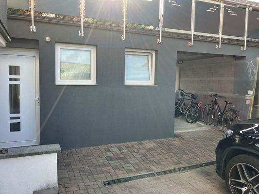 Eingang zum Büro und Hof-/Lager ...