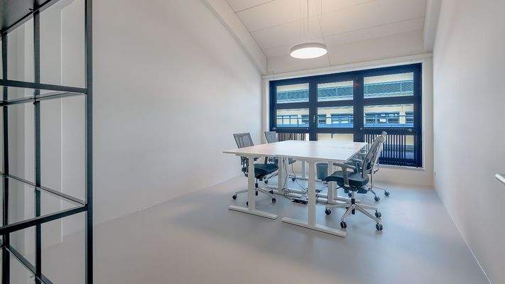 abschließbares Büro mit 4 Schreibtischplätzen