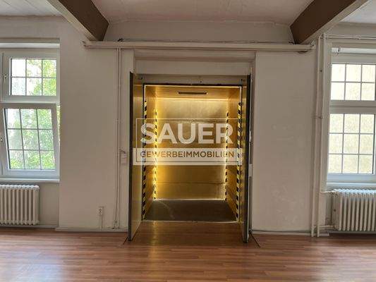 Lastenaufzug (Zugang vom 3. OG) 