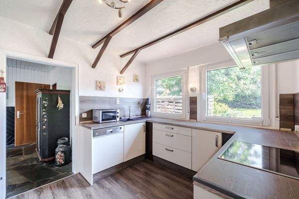 Küche mit Zugang zur Wohndiele