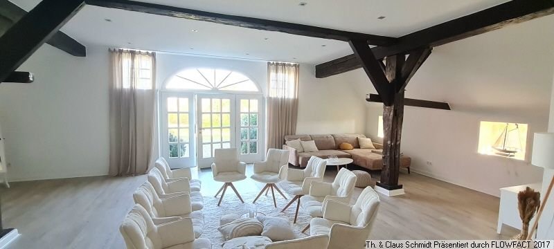Stilvolles Wohnzimmer mit Ständerwerk