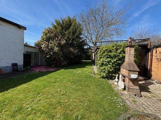 Blick auf Haus und Nebengebäude